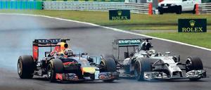 Mit quietschenden Reifen. Daniel Ricciardo (links) überholt Lewis Hamilton kurz vor Rennende auf dem Weg zum Sieg.