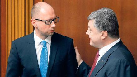 Rückenstärkung. Präsident Petro Poroschenko (rechts) drängte Ministerpräsident Arseni Jazenjuk (links), im Amt zu bleiben. Das Parlament lehnte schließlich den Rücktritt Jazenjuks mit klarer Mehrheit ab.