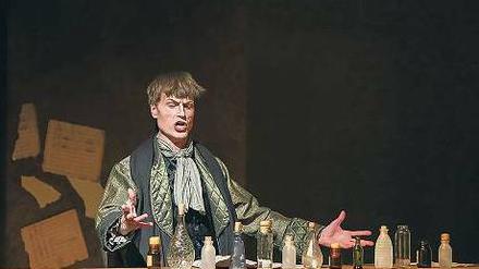Bariton mit Altglas. Victor Ryauzov lässt in Rimsky-Korsakows „Mozart und Salieri“ musikalische Geister aus der Flasche. 