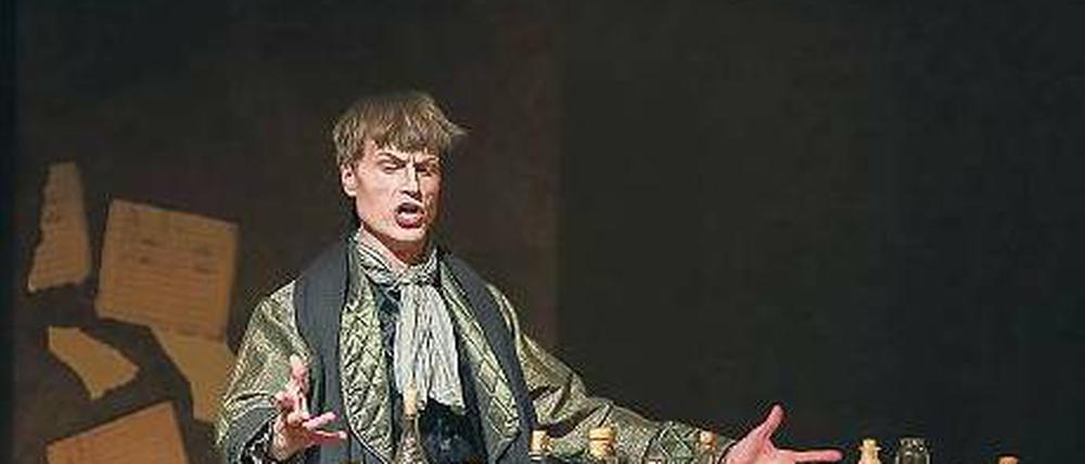 Bariton mit Altglas. Victor Ryauzov lässt in Rimsky-Korsakows „Mozart und Salieri“ musikalische Geister aus der Flasche.