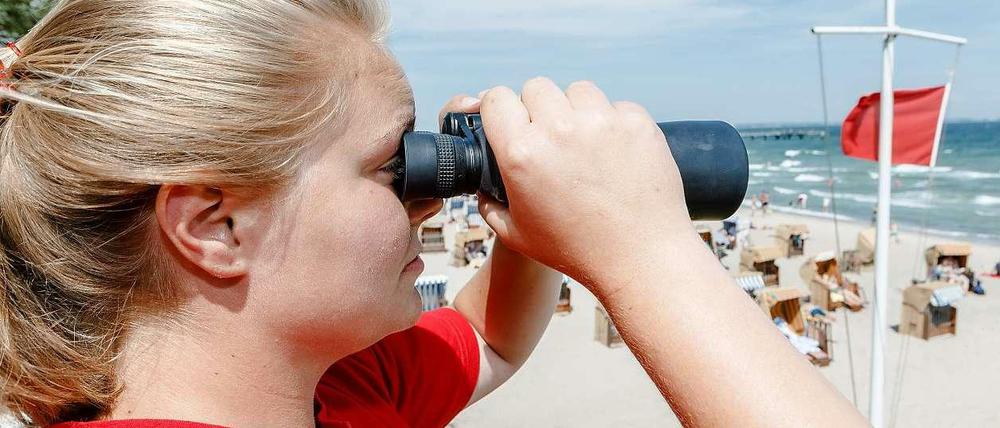 Rettungsschwimmerin Clarissa Brechtken beobachtet am 24.07.2014 am Timmendorfer Strand in Niendorf den Badestrand.
