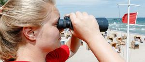 Rettungsschwimmerin Clarissa Brechtken beobachtet am 24.07.2014 am Timmendorfer Strand in Niendorf den Badestrand.