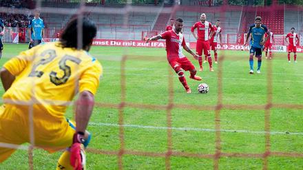 Lass mi' ran da. Denn Sevilla ist mein Fall, was Elfmeter angeht. Benjamin Köhler schießt das 2:1.