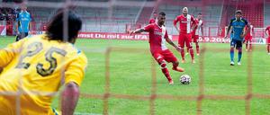 Lass mi' ran da. Denn Sevilla ist mein Fall, was Elfmeter angeht. Benjamin Köhler schießt das 2:1.