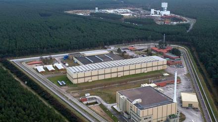Die Sicherheitszäune um das Endlager-Bergwerk am Salzstock Gorleben (im Vordergrund) sollen auf "normales industrielles Niveau" abgerüstet werden. Im Hintergrund ist das zentrale Zwischenlager zu sehen, in das künftig keine Castoren mehr geliefert werden sollen.
