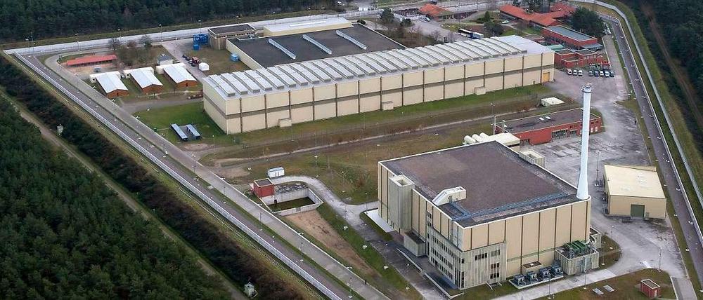 Die Sicherheitszäune um das Endlager-Bergwerk am Salzstock Gorleben (im Vordergrund) sollen auf "normales industrielles Niveau" abgerüstet werden. Im Hintergrund ist das zentrale Zwischenlager zu sehen, in das künftig keine Castoren mehr geliefert werden sollen.