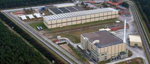 Die Sicherheitszäune um das Endlager-Bergwerk am Salzstock Gorleben (im Vordergrund) sollen auf "normales industrielles Niveau" abgerüstet werden. Im Hintergrund ist das zentrale Zwischenlager zu sehen, in das künftig keine Castoren mehr geliefert werden sollen. 