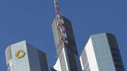 Commerzbank. Die Mitarbeiter sich auf eine neue Sparwelle einstellen und bangen wieder um ihre Jobs. 
