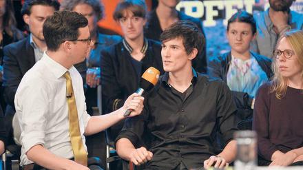 Bei „log in“ im ZDF-Hauptstadtstudio (gr. Bild) zählt auch die Meinung des Publikums. Für „The Voice of Germany“ (r. o.) werden die Standing Ovations geprobt. Und bei Kurt Krömer im Berliner Ensemble weiß man nie, was einen erwartet. Fotos: ZDF, RBB, ProSiebenSat1