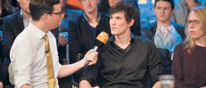 Bei „log in“ im ZDF-Hauptstadtstudio (gr. Bild) zählt auch die Meinung des Publikums. Für „The Voice of Germany“ (r. o.) werden die Standing Ovations geprobt. Und bei Kurt Krömer im Berliner Ensemble weiß man nie, was einen erwartet. Fotos: ZDF, RBB, ProSiebenSat1