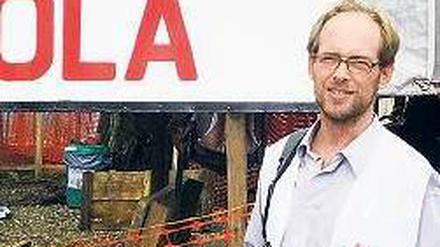 Der Arzt Maximilian Gertler aus Berlin bekämpft in Guinea Ebola.