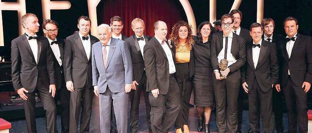 Beim offiziellen Siegerfoto aller Nannen-Preisträger war Jacob Appelbaum (fünfter von rechts) von „seiner“ Büste gar nicht zu trennen. Foto: G + J