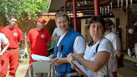 Christian Weitzmann, 31 Jahre, ist der Herr in der blauen Weste, Rechtsanwalt - und Rettungsschwimmer. Am Wannsee trägt er als Einsatzleiter beim Roten Kreuz die Verantwortung. 