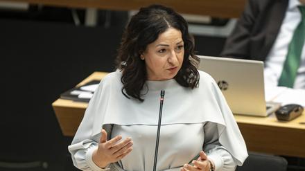 Dilek Kalayci (SPD), damals Senatorin für Gesundheit, Pflege und Gleichstellung, spricht 2021 im Abgeordnetenhaus.