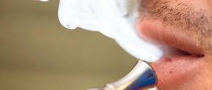 Dampfen statt Rauchen. Krebserregende Stoffe wie beim Verbrennen von Tabak entstehen dabei nicht.