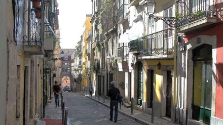 Eine Straße in Lissabon.