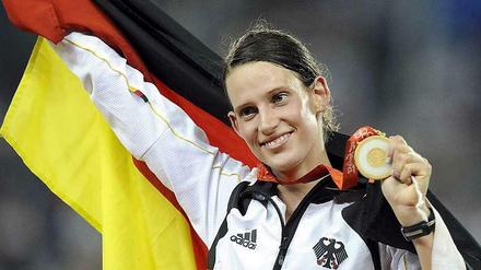 "Wenn ein Sportler am Ende des Monats seine Miete nicht zahlen kann, dann steht sein Erfolg beim Wettbewerb auf dem Spiel", sagt Lena Schöneborn. Die Moderne Fünfkämpferin engagiert sich für die geplante Sportlotterie.