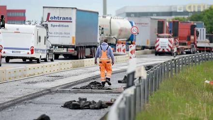 Stau auf der Autobahn 7 bei Hamburg.