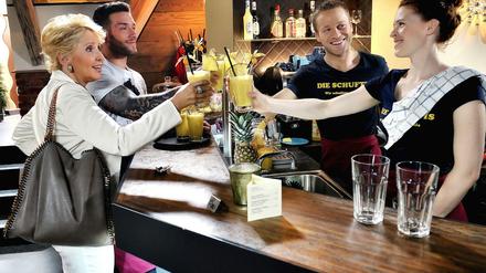 Andere Ausstrahlungsmodelle. Die Bar "No Limits" in der ARD-Soap "Verbotene Liebe" soll geschlossen werden. Fans hoffen auf ein Weiterleben der Serie im Internet.