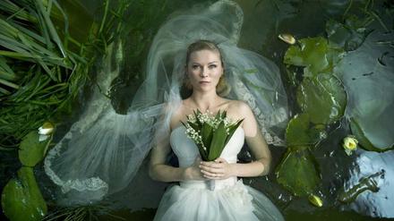 Feucht gebettet. Kirsten Dunst als apokalyptische Himmelsbraut in Lars von Triers Weltuntergangsfilm „Melancholia“.