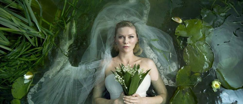 Feucht gebettet. Kirsten Dunst als apokalyptische Himmelsbraut in Lars von Triers Weltuntergangsfilm „Melancholia“. 