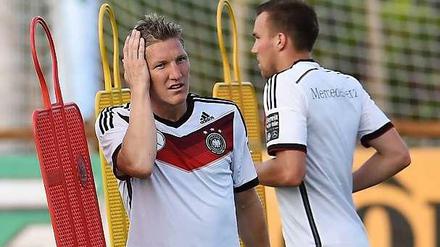 Dirty Schwein (l.) singt: "BVB - Hurensöhne". BVB-Spieler Kevin Großkreutz findet das nicht cool, kann aber vergeben.