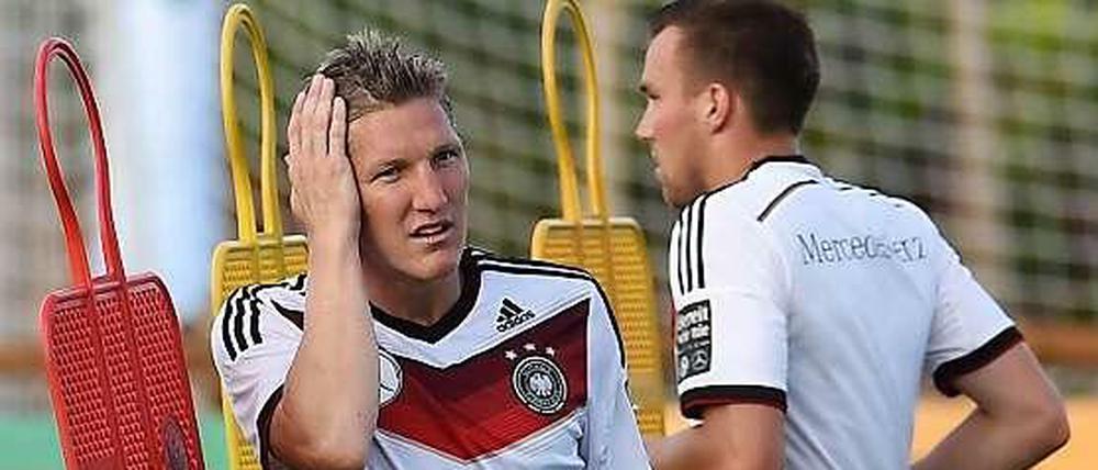 Dirty Schwein (l.) singt: "BVB - Hurensöhne". BVB-Spieler Kevin Großkreutz findet das nicht cool, kann aber vergeben.