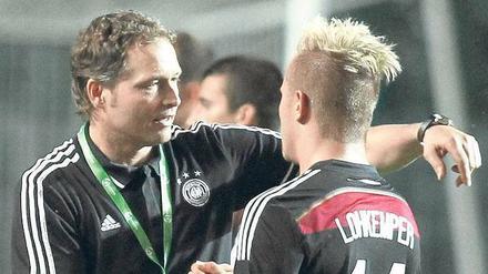 Kompetent und herzlich. Marcus Sorg, hier mit Angreifer Felix Lohkemper, hat seine Kritiker inzwischen überzeugt. Foto: Imago