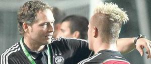 Kompetent und herzlich. Marcus Sorg, hier mit Angreifer Felix Lohkemper, hat seine Kritiker inzwischen überzeugt. Foto: Imago