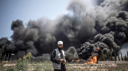 Ein Palästinenser steht vor dem in Flammen aufgegangenen Kraftwerk im Gazastreifen.