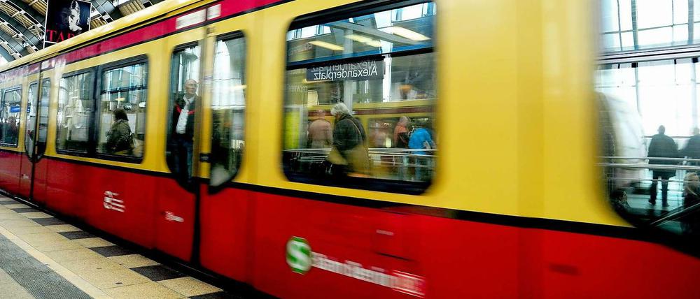 Tatort S7. Die Linie fährt quer durch ganz Berlin - und ist zwischen Grunewald und Nikolassee sieben Minuten ohne Halt unterwegs.