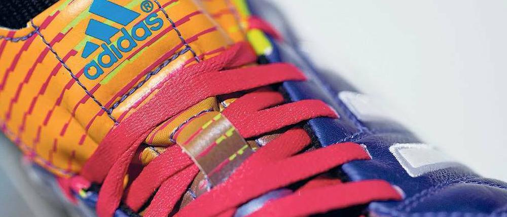 Ausgebremst. Gewinnwarnungen kommen bei Anlegern nie gut an. Die Adidas-Aktie bricht zeitweise um 16 Prozent ein.