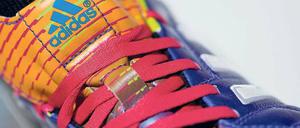 Ausgebremst. Gewinnwarnungen kommen bei Anlegern nie gut an. Die Adidas-Aktie bricht zeitweise um 16 Prozent ein.