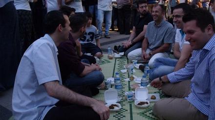 Kurz vor Sonnenuntergang: Timor Husein (links) und seine Freunde freuen sich auf die gemeinsame Mahlzeit.