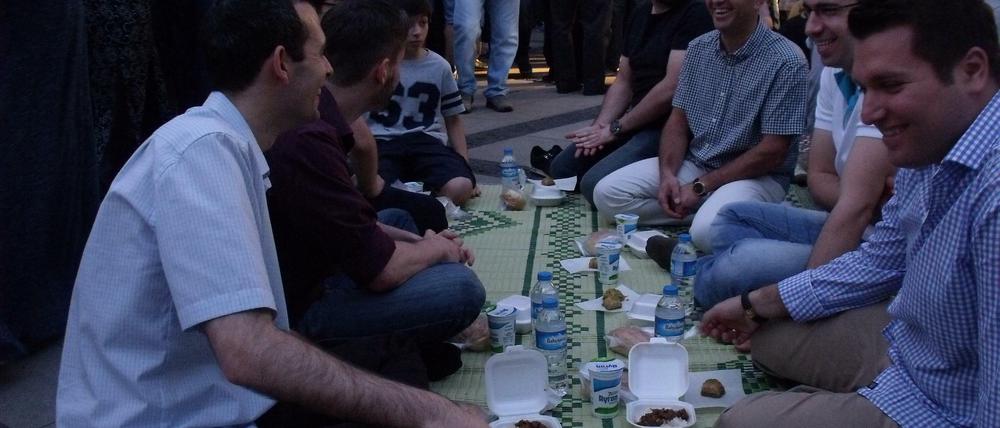 Kurz vor Sonnenuntergang: Timor Husein (links) und seine Freunde freuen sich auf die gemeinsame Mahlzeit.