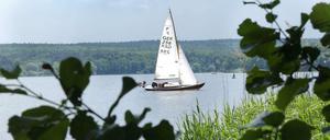 Am Wind. Zugegeben, auf dieser Radtour ist man ständig verführt, ein Päuschen einzulegen. Aber an und auf der Havel ist es einfach zu schön. Etwa im Gutspark Kladow, wo man vom Café der Guthmannschen Villa aus einen herrlichen Blick auf die Segler hat. 