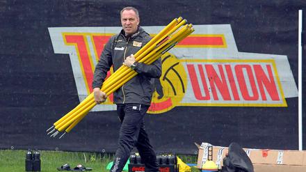Norbert Düwel, 46, ist seit Mai 2014 Cheftrainer des 1. FC Union. Von 2010 bis 2013 war er Co-Trainer in Hannover. Nach dem Erwerb der Trainerlizenz beim Schweizer Verband als Jahrgangsbester hospitierte er unter anderem bei Ajax Amsterdam und Manchester United. Zuvor arbeitete er als Dozent an der Sportfakultät der TU München.