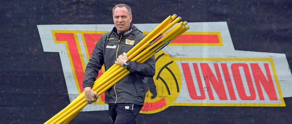 Norbert Düwel, 46, ist seit Mai 2014 Cheftrainer des 1. FC Union. Von 2010 bis 2013 war er Co-Trainer in Hannover. Nach dem Erwerb der Trainerlizenz beim Schweizer Verband als Jahrgangsbester hospitierte er unter anderem bei Ajax Amsterdam und Manchester United. Zuvor arbeitete er als Dozent an der Sportfakultät der TU München.