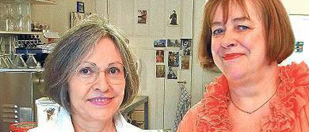 Ulrike Baumgärtel-Ehrlicher und Gisela Trögele stellen ihr eigenes Eis her.