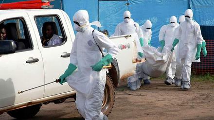 Helfer in Liberia tragen einen Ebola-Toten.