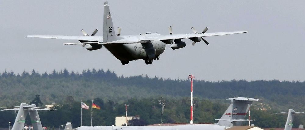 In einer Transportmaschine auf dem US-Stützpunkt Ramstein wurde die Leiche eines Jugendlichen entdeckt.