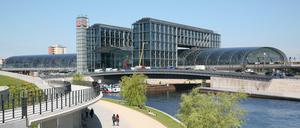 Ein Traum für Fensterputzer. Und sie hätten noch viel mehr zu tun. Denn viele Scheiben sind gar nicht eingebaut worden, weil das Dach ja verkürzt worden ist.