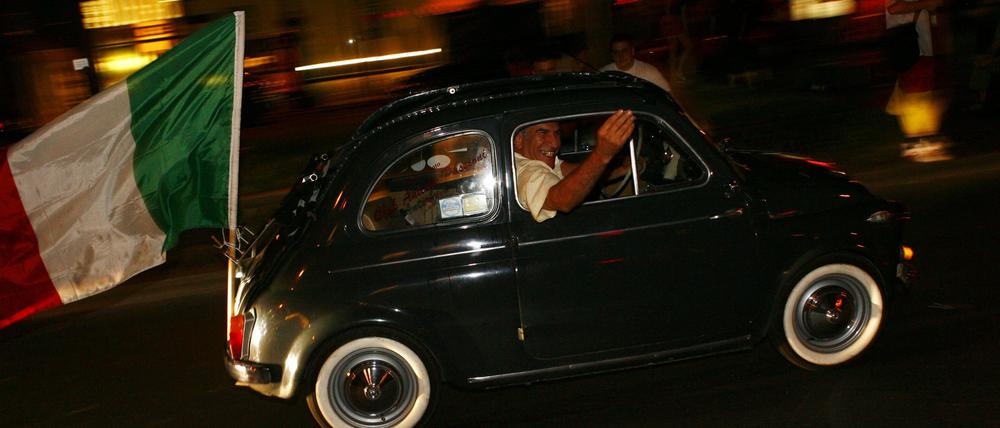 Angekommen. Italiens Migranten (hier beim Autokorso auf dem Ku'damm während der WM 2006) schätzen Berlins Lebensqualität.