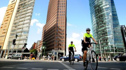 Freund und Radler. Oberkommissarin Andrea Barthels, 37, vorn, und Hauptkommissar Sascha Ziegler, 45, rollen hier entspannt über den Potsdamer Platz. Aber bis zum nächsten Bei-Rot-Fahrer oder Zweite-Spur-Parker dauert es nicht lange.