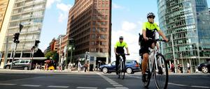Freund und Radler. Oberkommissarin Andrea Barthels, 37, vorn, und Hauptkommissar Sascha Ziegler, 45, rollen hier entspannt über den Potsdamer Platz. Aber bis zum nächsten Bei-Rot-Fahrer oder Zweite-Spur-Parker dauert es nicht lange.