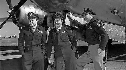 Die Crew des B-29-Bombers "Enola Gay" mit Navigator Major Theodore Van Kirk (v.l.), Pilot Col. Paul Tibbets und Major Thomas Ferebee nach dem Abwurf der Atombombe über Hiroshima.
