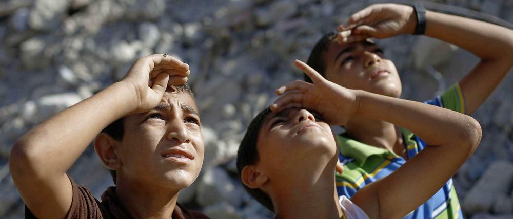 Unten die Kinder in Gaza, am Himmel die Flugzeuge der israelischen Armee. Die siebenstündige Waffenruhe bleibt brüchig.