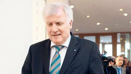 So nicht, Herr Putin! Horst Seehofer gibt neuerdings den Fußballromantiker. 