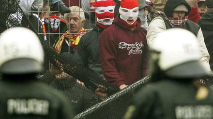 Geil auf Gewalt. Wenn die Ordner in den Stadien kapitulieren - hier im Bild Schläger des 1. FC Köln - , dann eilt die Polizei ins Stadion, um die Ordnung wieder herzustellen.