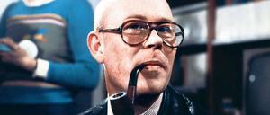 Nicht ohne meine Pfeife. Uwe Johnson bei einer Lesung Mitte der siebziger Jahre.